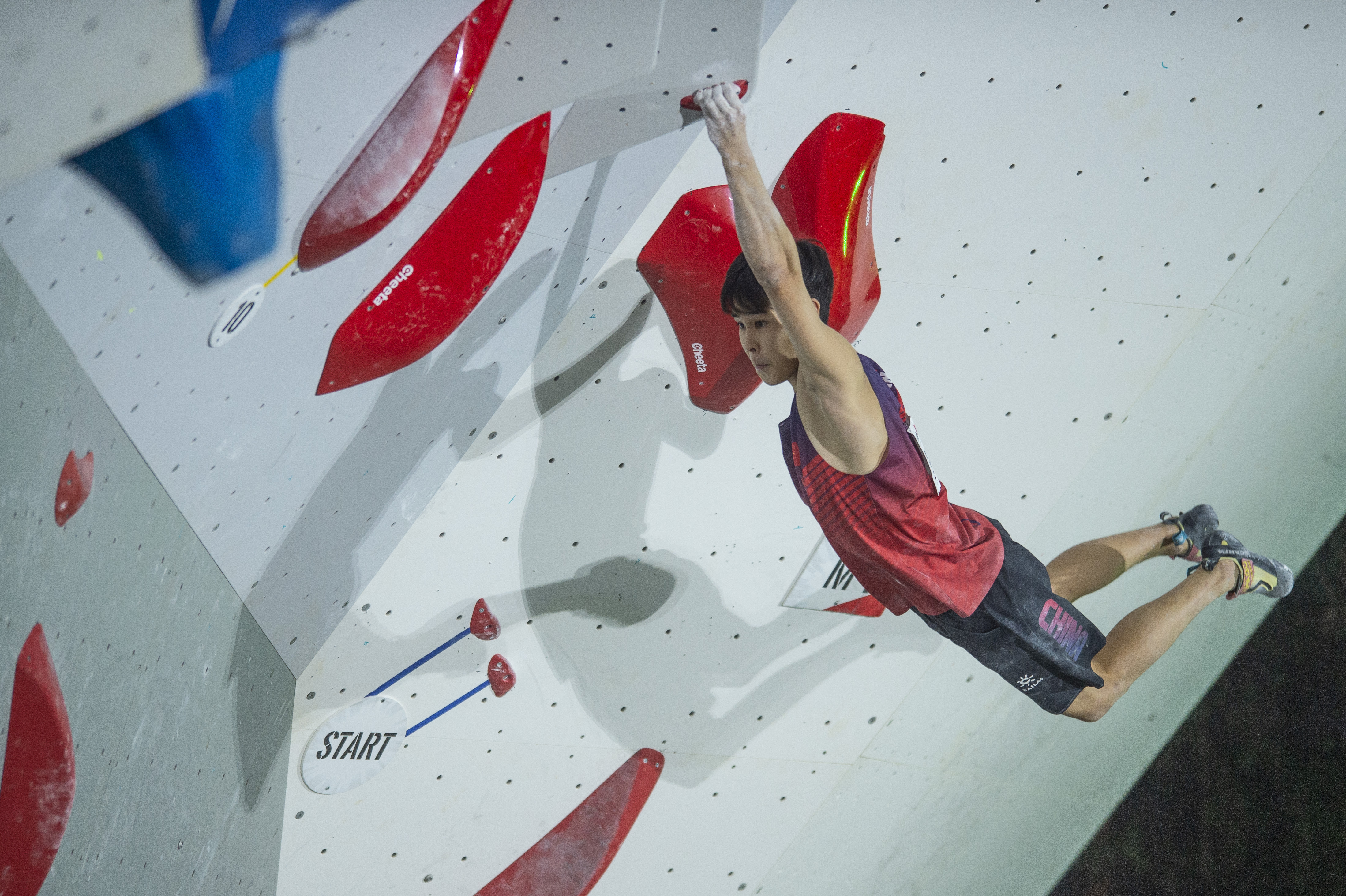 捧金瞬间震撼人心，运动员们用汗水铸就辉煌的简单介绍