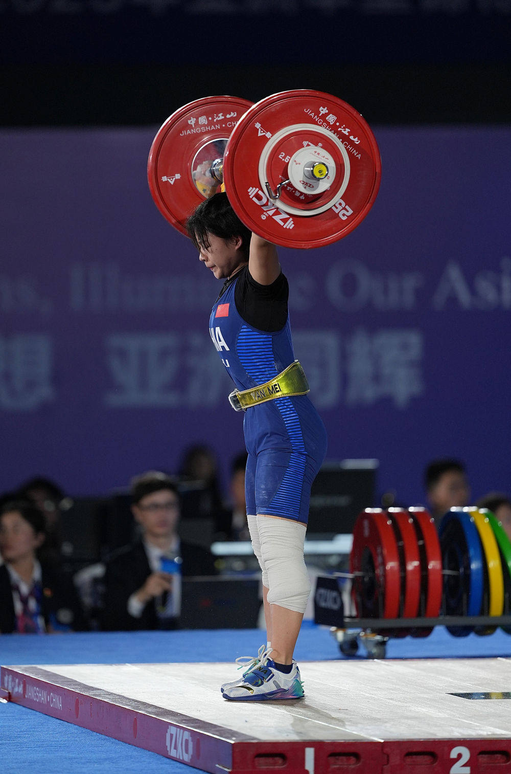 捧金瞬间震撼人心，运动员们用汗水铸就辉煌的简单介绍