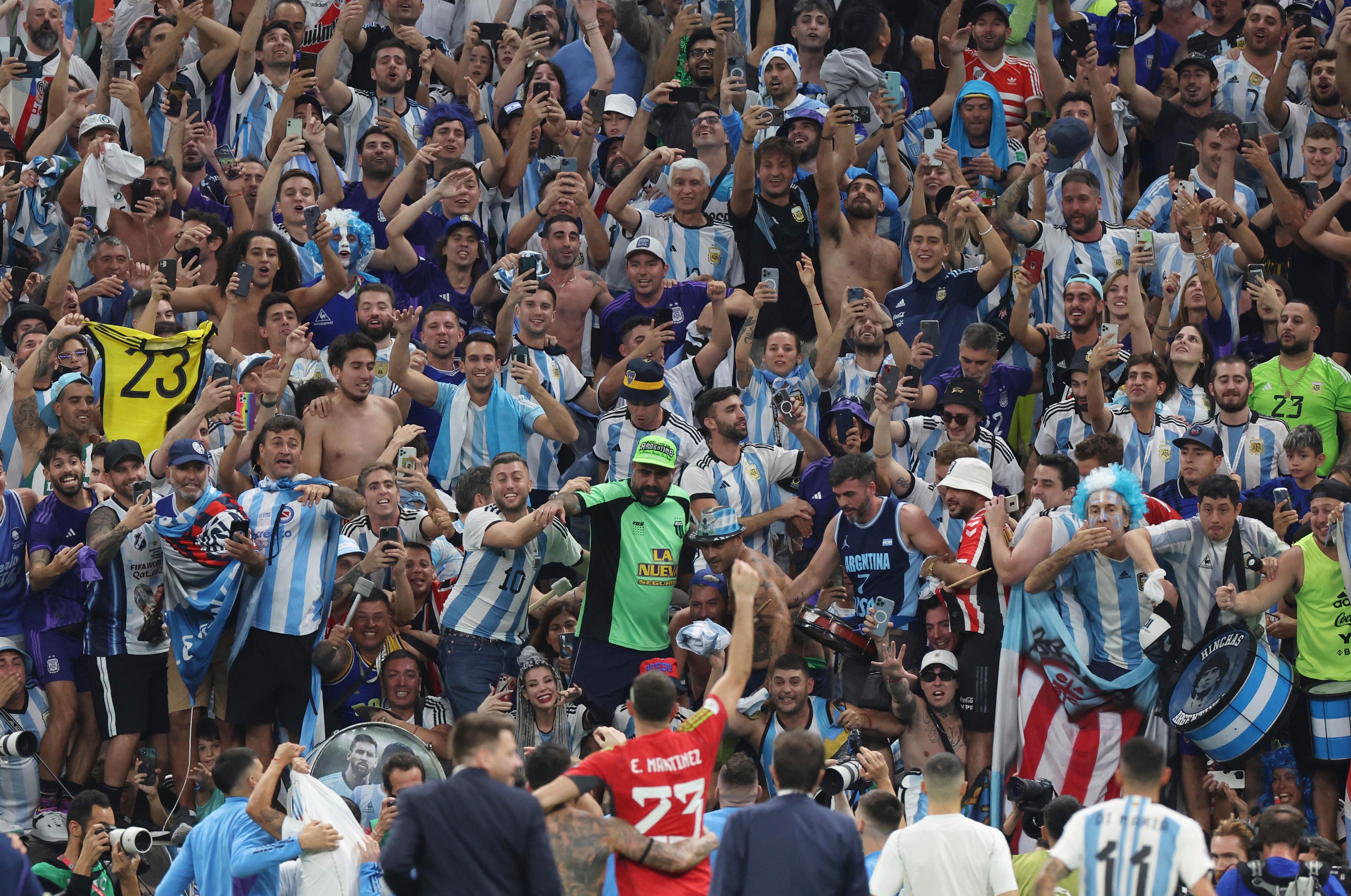 足球比赛的盛况，球迷欢欣鼓舞