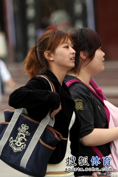 波兰女足球迷热情助威支持国家队