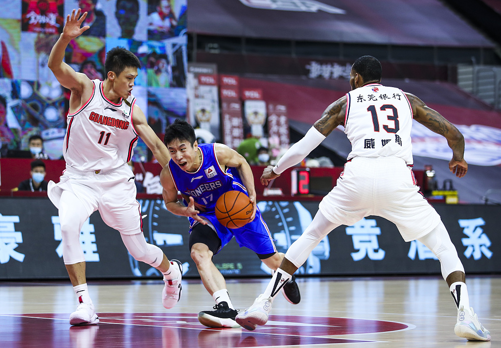 上海队轻取国王，易建联点燃赛场