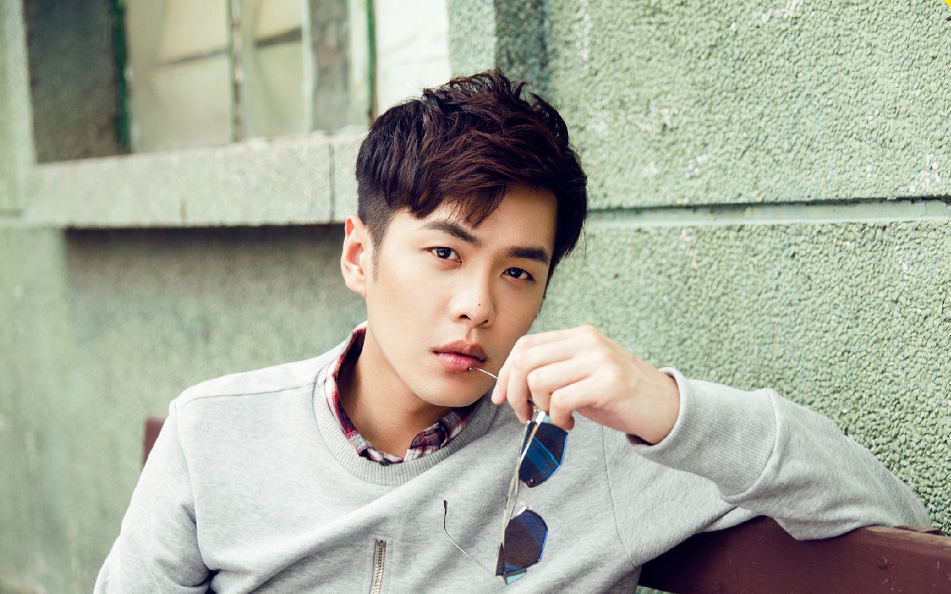 跨界共鸣,当尼克斯的战术铁幕笼罩公牛,约基奇在F1赛道完成降维接管